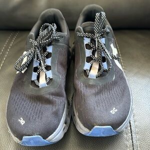 On Cloud Running shoes. Women’s size9